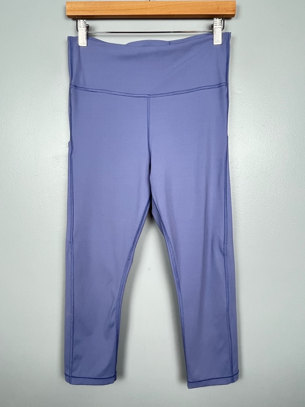 Athleta purple Ultimate Stash Pocket capri lagging’s, medium.